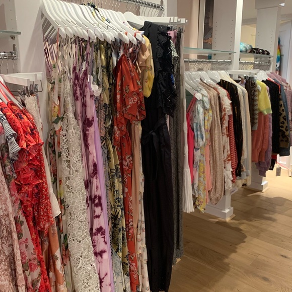 Welcome to my closet 🌸 - Picture 7 of 8